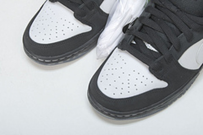 Nike SB Dunk Low Staple Panda Pigeon BV1310-013