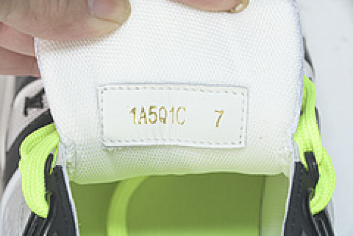 LV SNEAKER LOW YEE-004