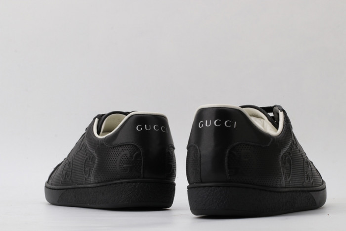 Gv*c ace embroidered low-top sneaker 431942a38g09065