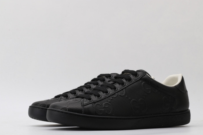 Gv*c ace embroidered low-top sneaker 431942a38g09065