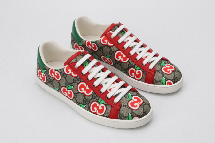 Gv*c ace embroidered low-top sneaker